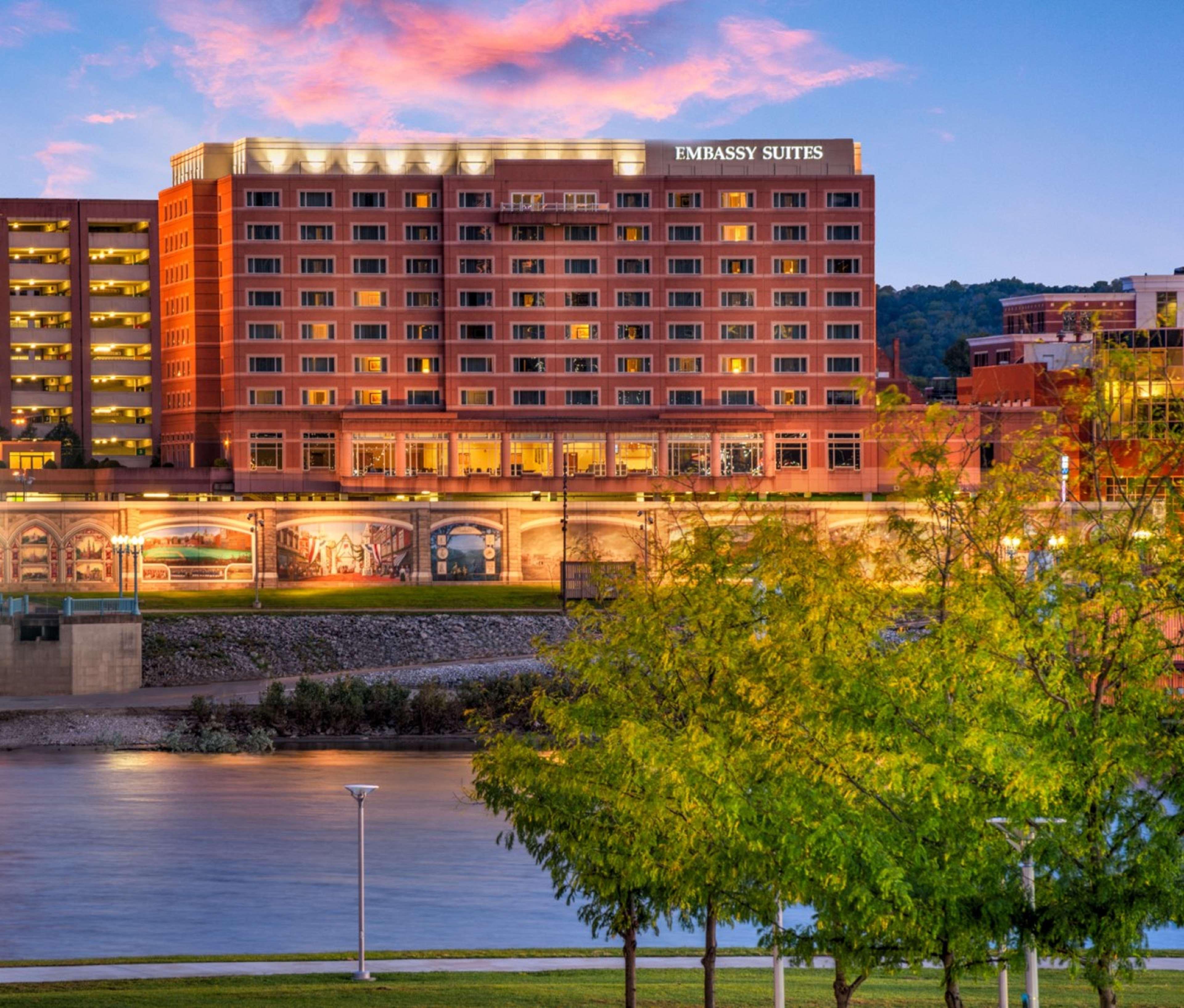 Embassy Suites Cincinnati - Rivercenter Covington Exterior photo